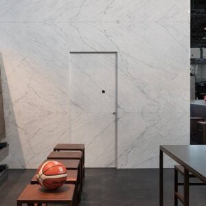 Laminam Statuarietto surface used in a modern exhibition setting, highlighting versatility.