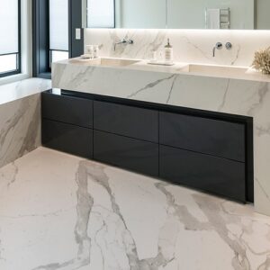 Bathroom with Laminam Bianco Statuario Venato surfaces in modern design