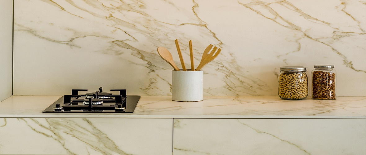 Neolith porcelain worktop with marble effect and kitchen accessories